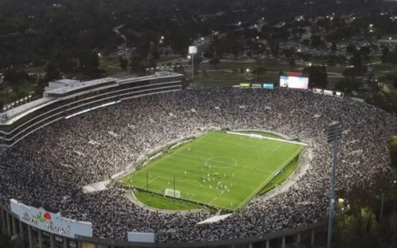 an image of Rose Bowl stadium Pasadena, California