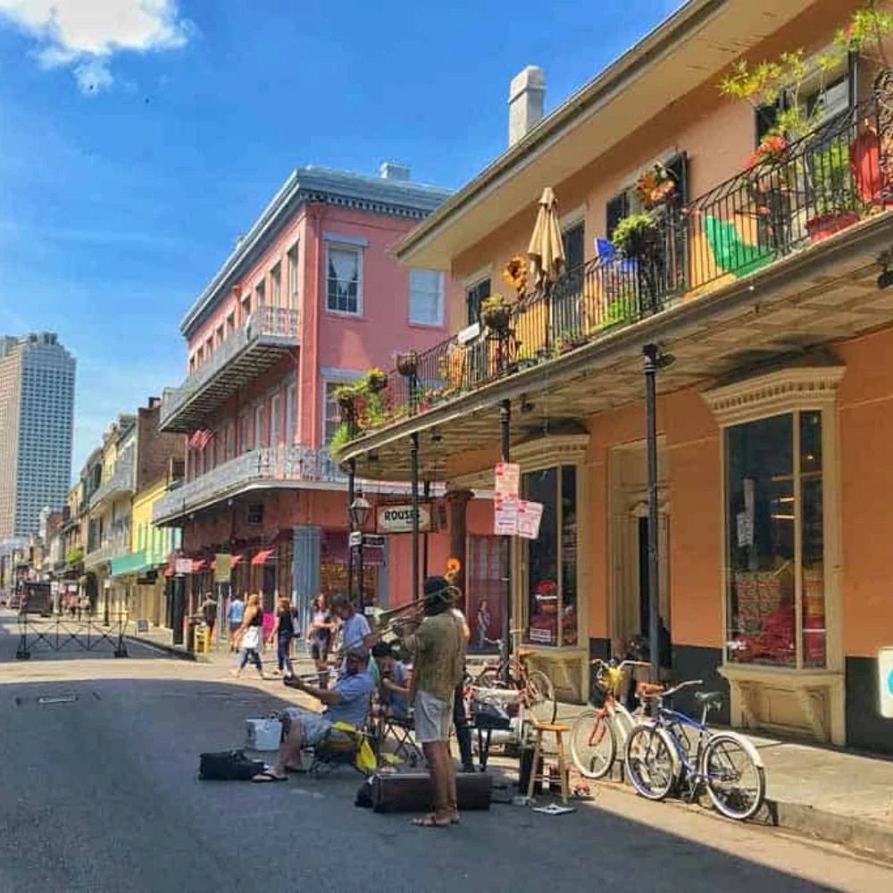 an image of travel from Houston to New Orleans by car to explore small towns